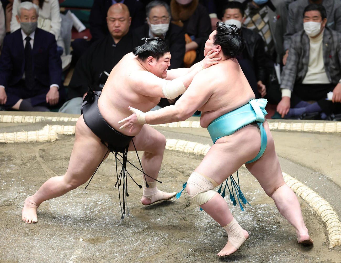 阿炎（左）は琴ノ若を攻める（撮影・足立雅史）