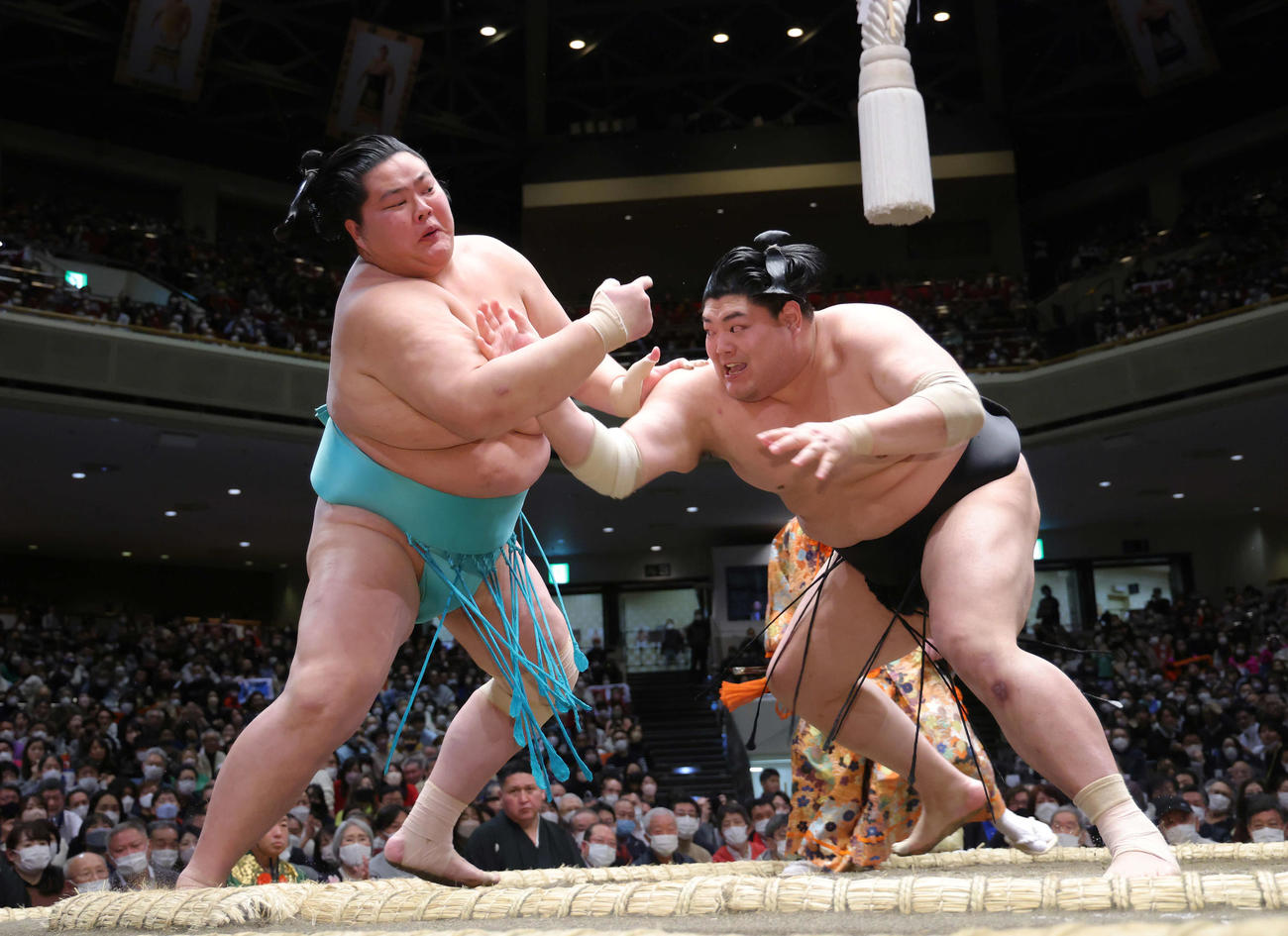 琴ノ若（左）を勢いよく攻める阿炎（撮影・河田真司）