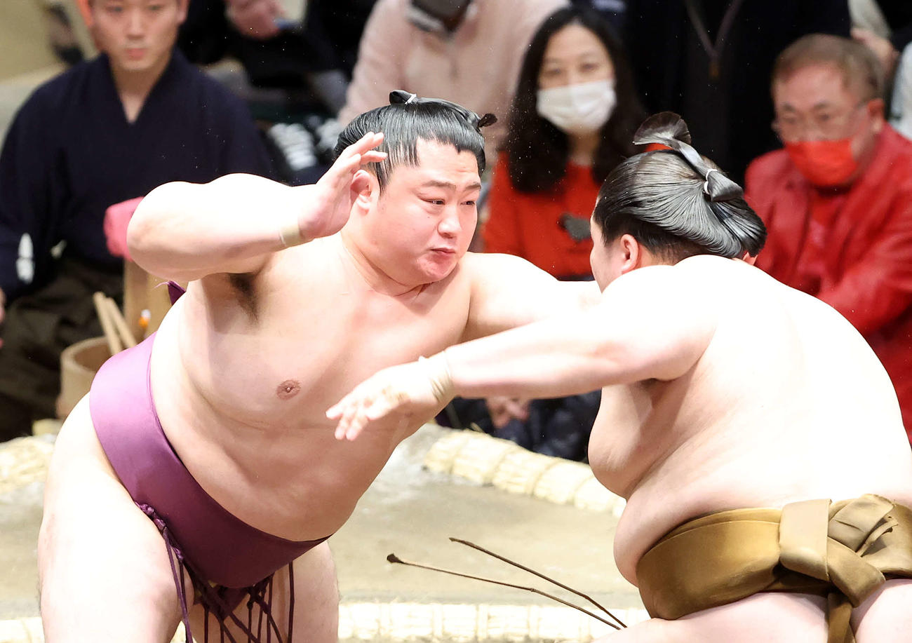 王鵬（右）を攻める遠藤（撮影・鈴木正人）