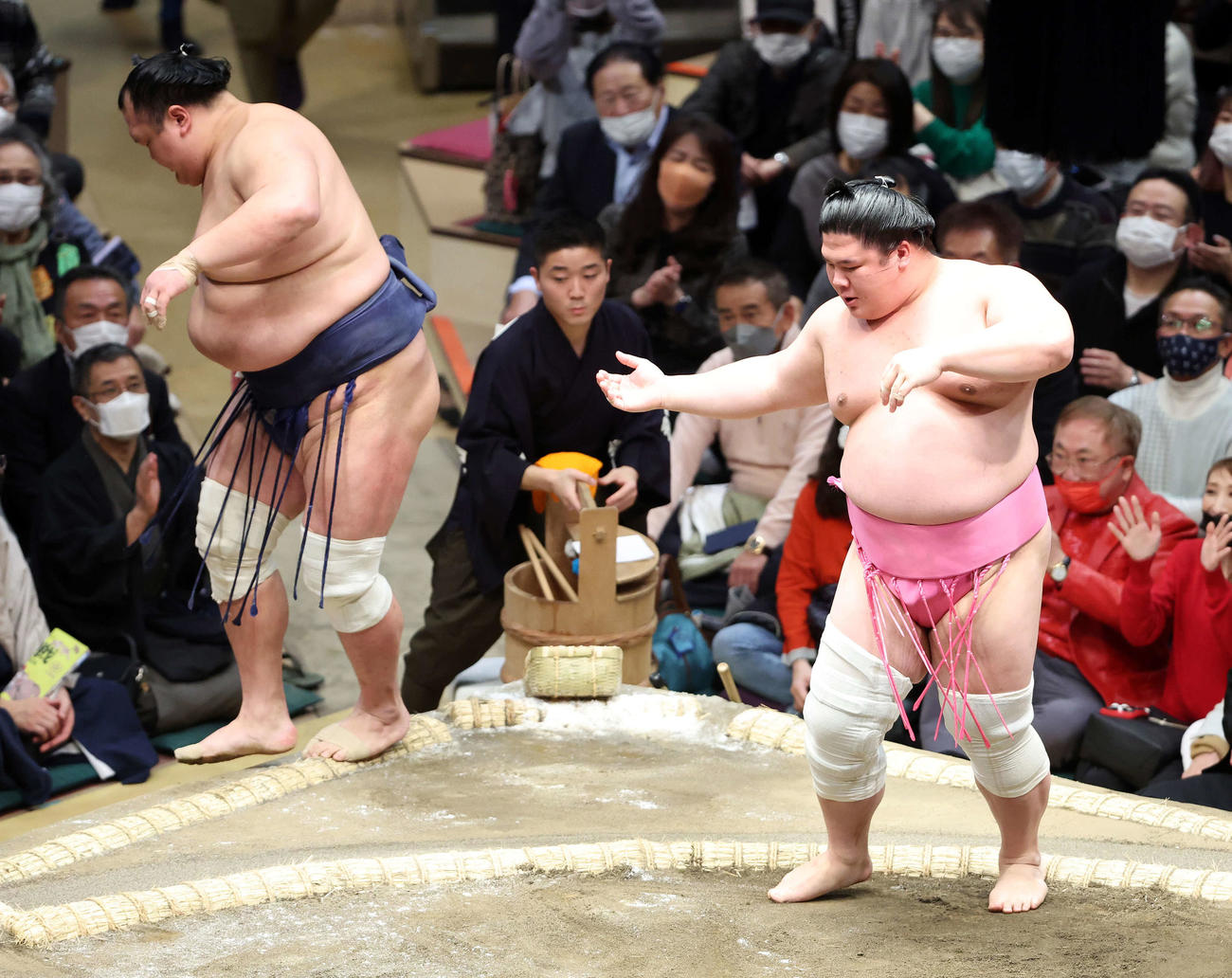 北勝富士（左）を押し出しで破った宇良（撮影・鈴木正人）