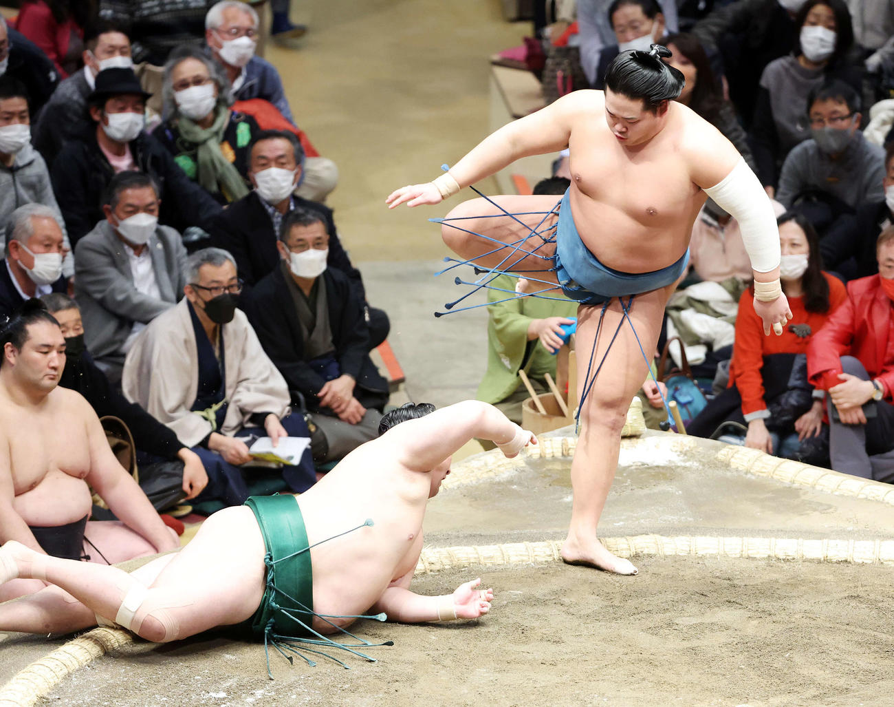 佐田の海（左）をはたき込みで破る錦富士（撮影・鈴木正人）