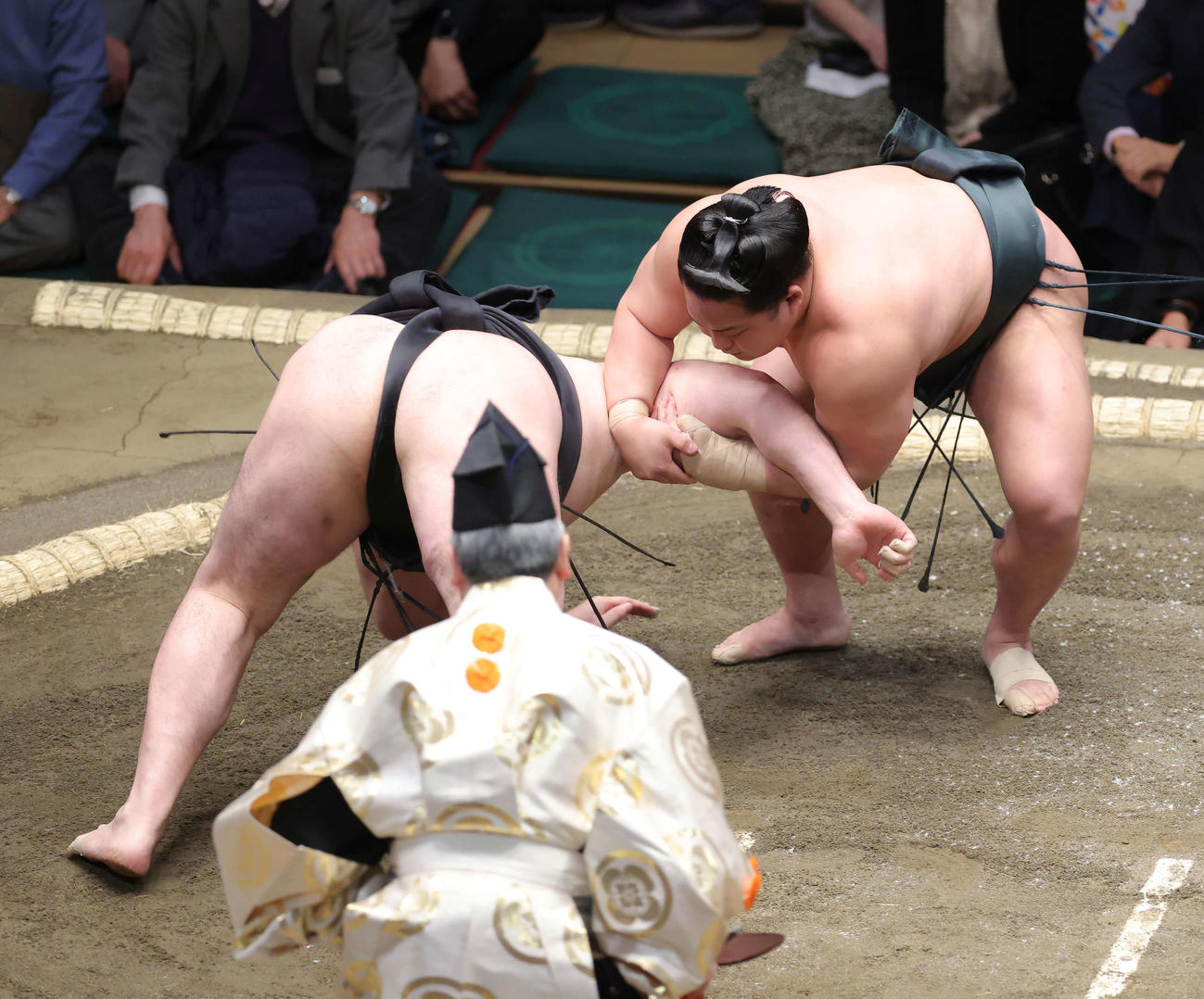 竜電（左）を肩透かしで破る翠富士（撮影・河田真司）