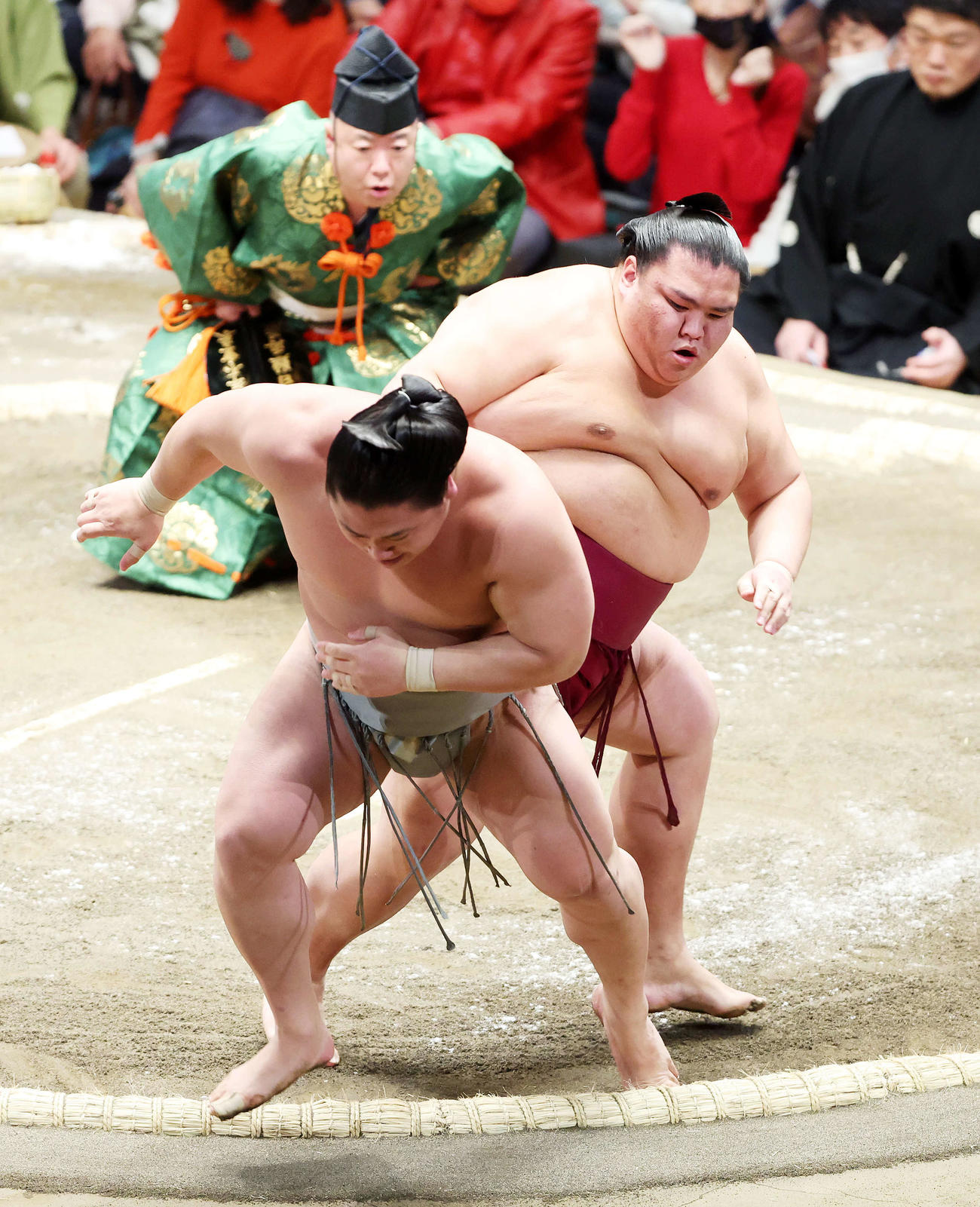 若隆景（手前）を送り出しで破る御嶽海（撮影・鈴木正人）