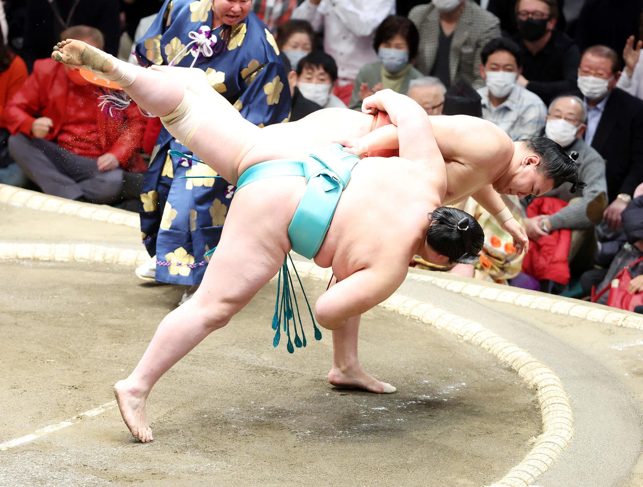 琴ノ若（左）を下手投げで破る豊昇龍（撮影・鈴木正人）