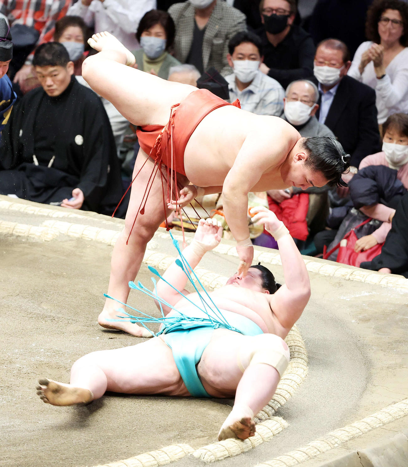 琴ノ若（下）を下手投げで破る豊昇龍（撮影・鈴木正人）