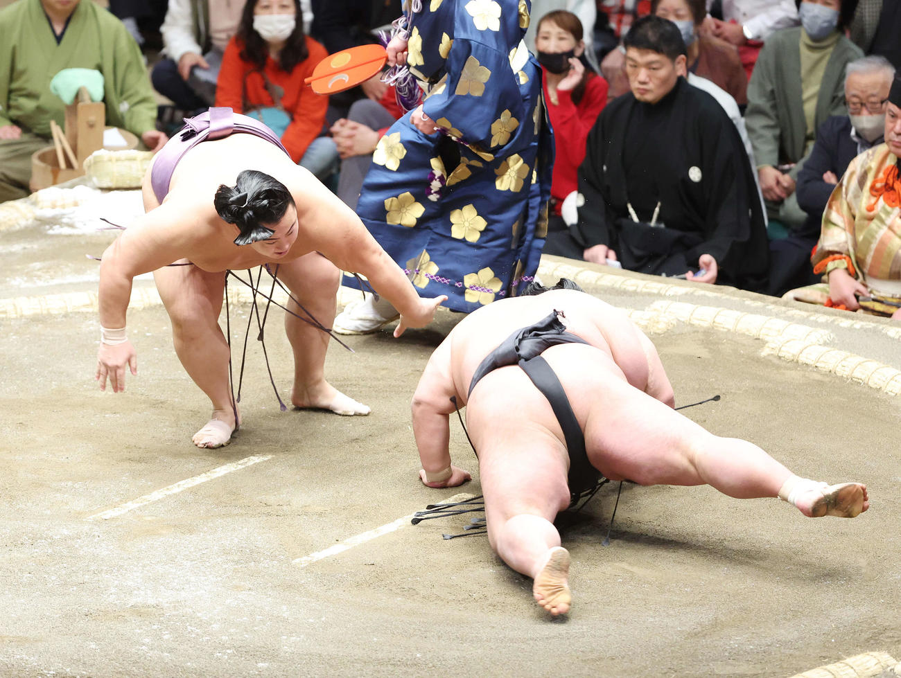 貴景勝（右）をはたき込みで破る翔猿（撮影・鈴木正人）
