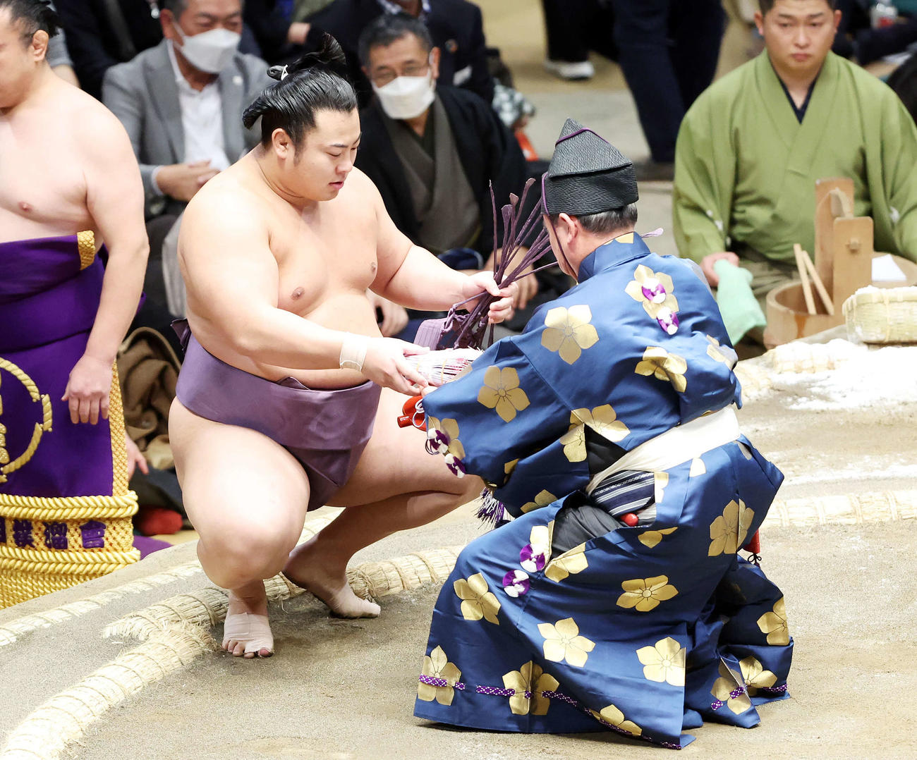 懸賞金の束を受け取る翔猿（撮影・鈴木正人）