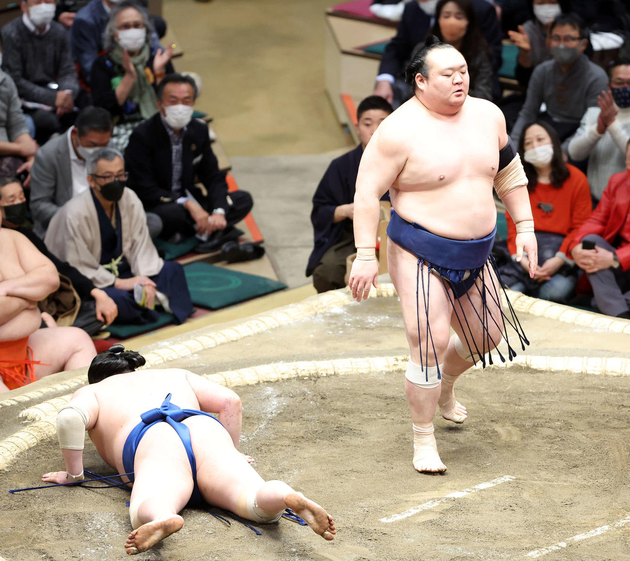 一山本（左）をはたき込みで破った宝富士（撮影・鈴木正人）