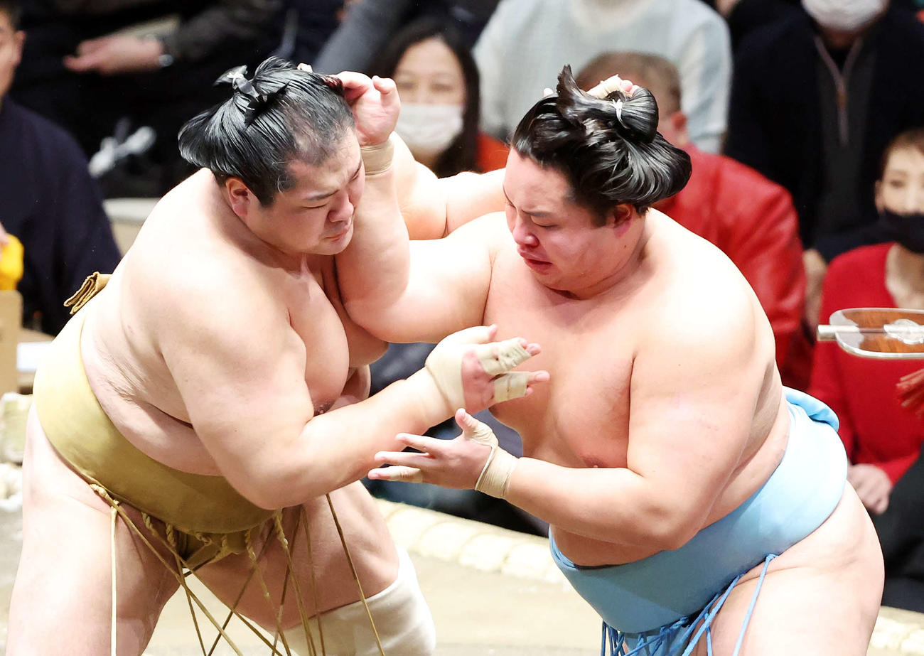 輝（左）を攻める琴勝峰（撮影・鈴木正人）