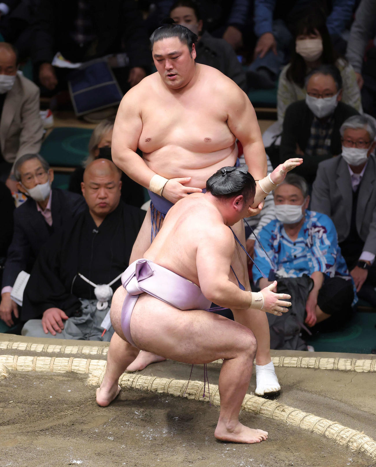隠岐の海（奥）を押し出しで破る琴恵光（撮影・河田真司）