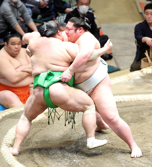 千代丸(左)を攻める剣翔(撮影・鈴木正人)