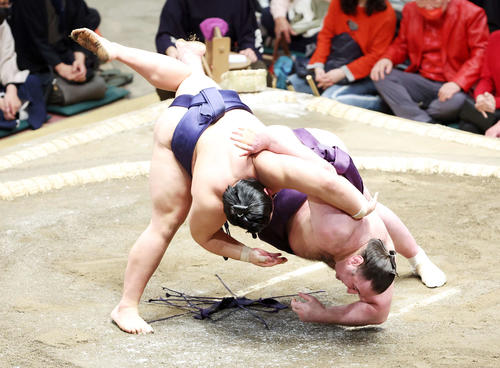 栃ノ心(右)を上手投げで破る平戸海(撮影・鈴木正人)