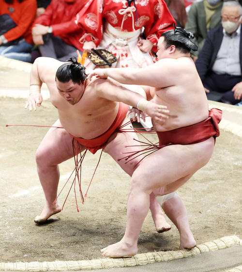 隆の勝(右)を押し出しで破る阿武咲(撮影・鈴木正人)