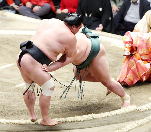 妙義龍(左)を押し出しで破る錦木(撮影・鈴木正人)