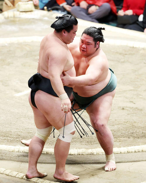 妙義龍(左)を押し出しで破った錦木(撮影・鈴木正人)