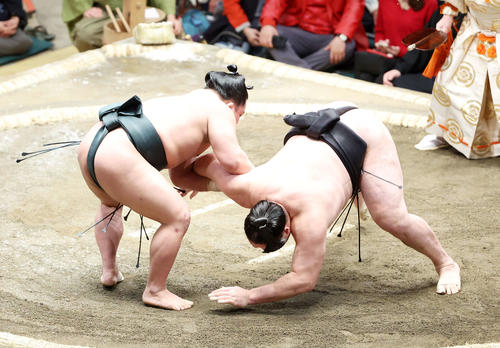 竜電(右)を肩すかしで破る翠富士(撮影・鈴木正人)