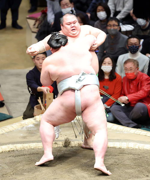 千代丸(後方)を寄り切りで破る剣翔(撮影・鈴木正人)