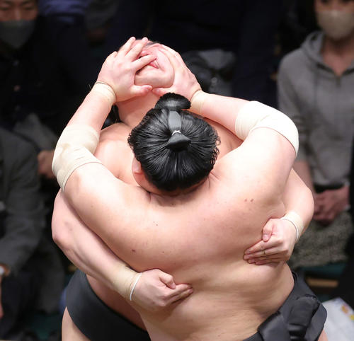 若元春(奥)を激しく攻める阿炎(撮影・河田真司)