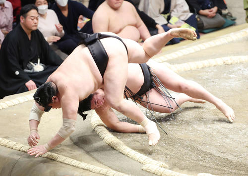 若元春(後方)を突き落としで破る阿炎(撮影・鈴木正人)