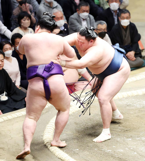 明生(左)を押し出しで破る玉鷲(撮影・鈴木正人)