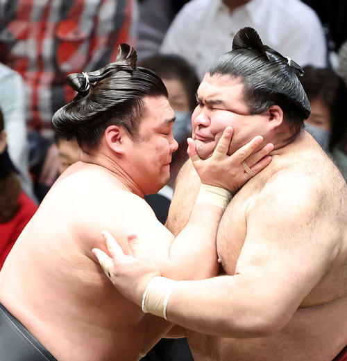 高安(右)を攻める霧馬山(撮影・鈴木正人)