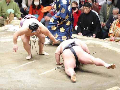 貴景勝(右)をはたき込みで破る翔猿(撮影・鈴木正人)