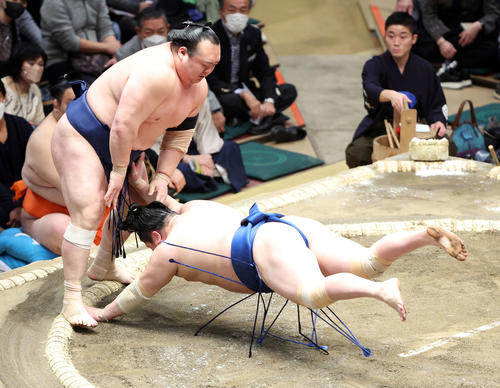 一山本(右)をはたき込みで破る宝富士(撮影・鈴木正人)