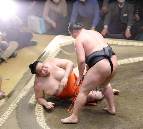 水戸龍(左)を上手投で破る東龍(撮影・河田真司)