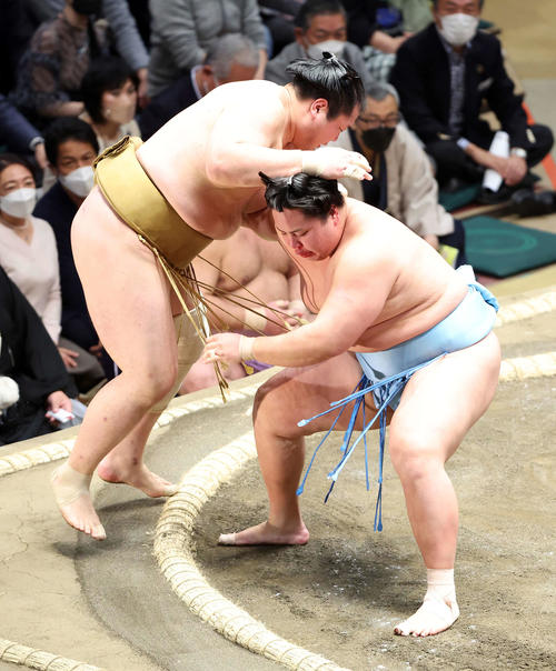 輝(左)を寄り切りで破る琴勝峰(撮影・鈴木正人)