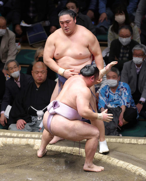 隠岐の海(奥)を押し出しで破る琴恵光(撮影・河田真司)