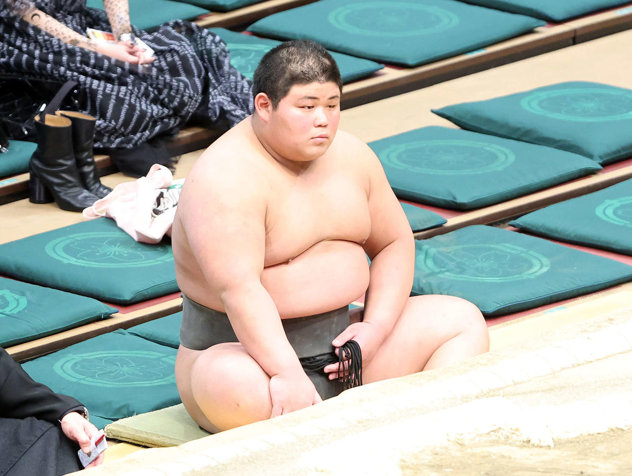 土俵下に控える落合（撮影・鈴木正人）