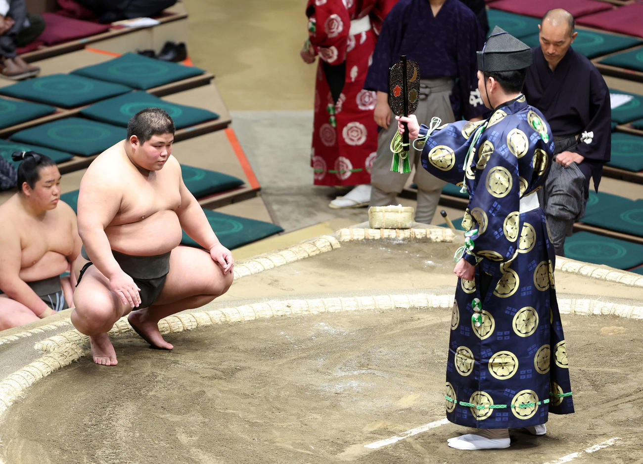 王輝の休場で不戦勝となり勝ち名乗りを受ける落合（撮影・鈴木正人）