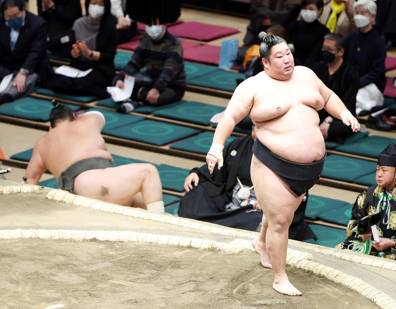友風（左）を押し出しで破った徳勝龍（撮影・鈴木正人）