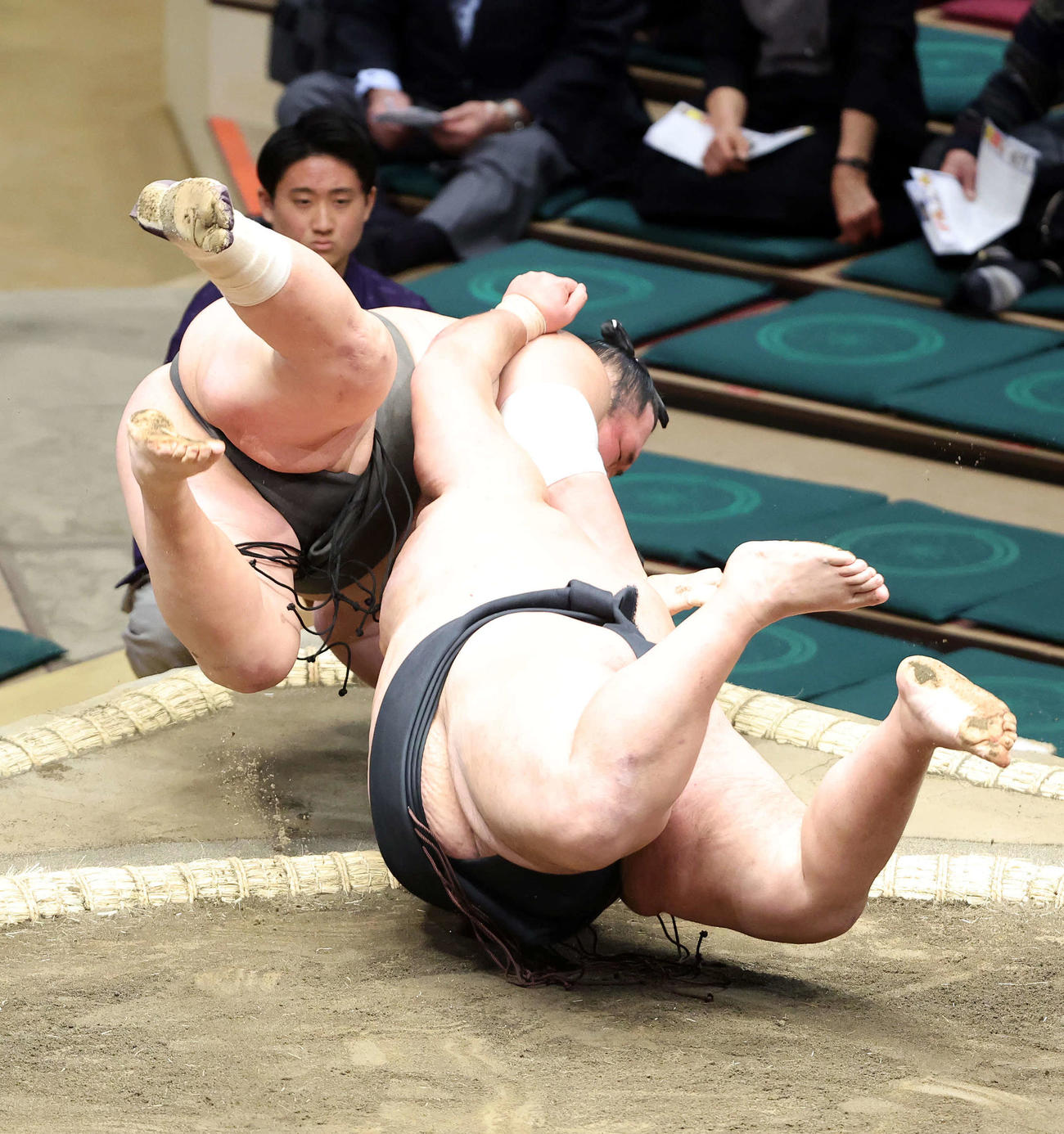 友風（左）と徳勝龍の一番で同体取り直しになる（撮影・鈴木正人）