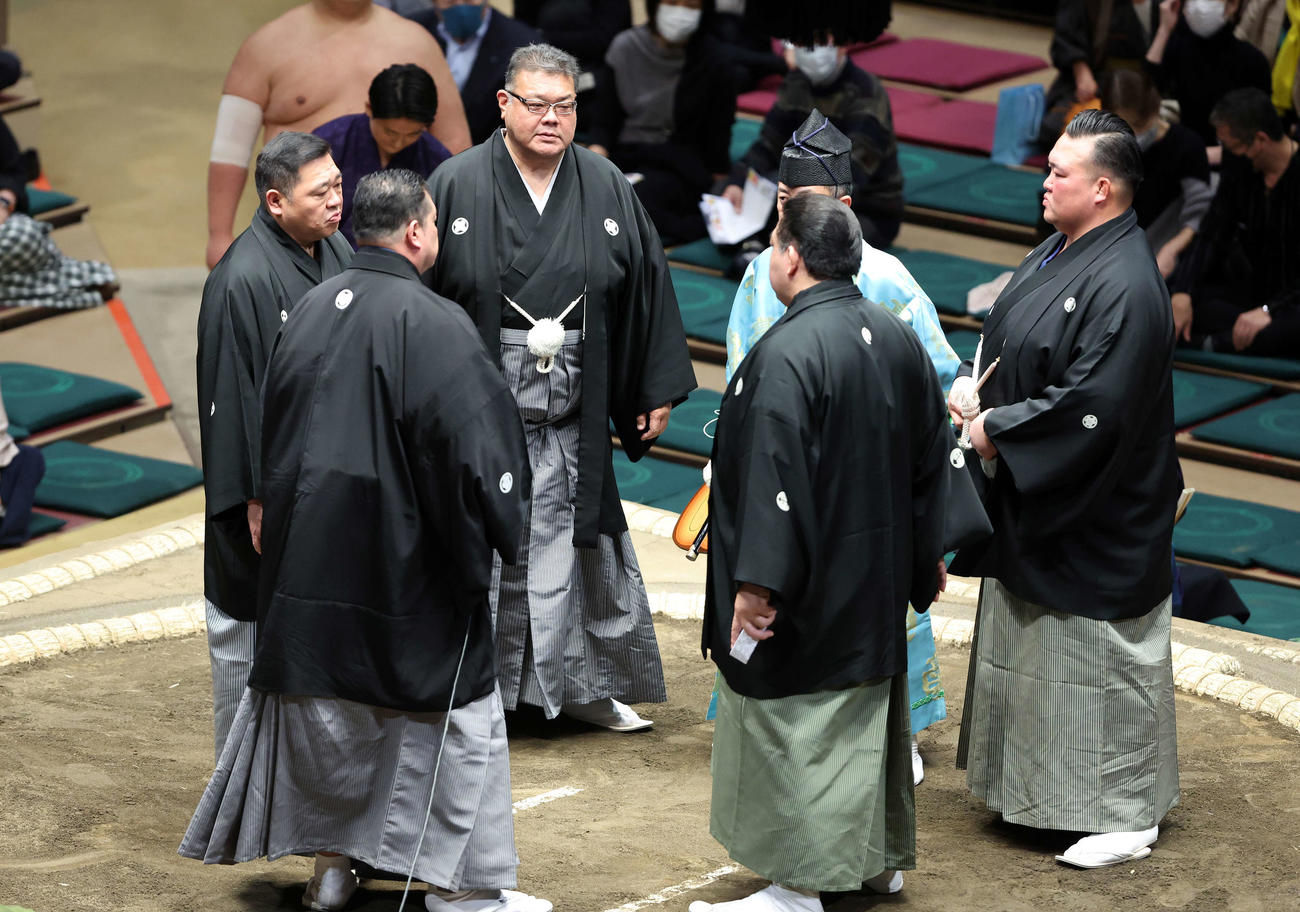 友風と徳勝龍の一番で物言いが付き協議する審判団（撮影・鈴木正人）