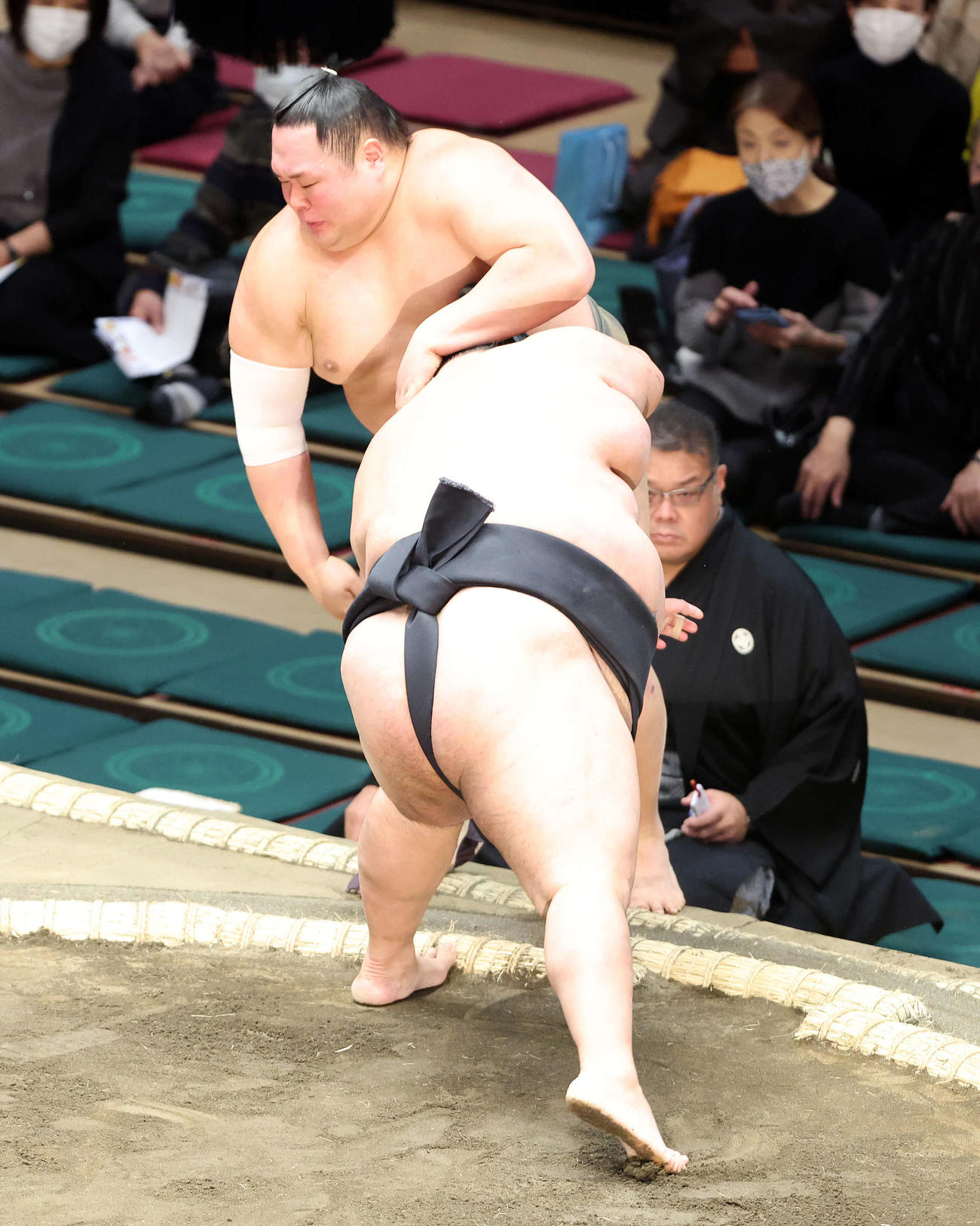 友風（後方）を押し出しで破る徳勝龍（撮影・鈴木正人）