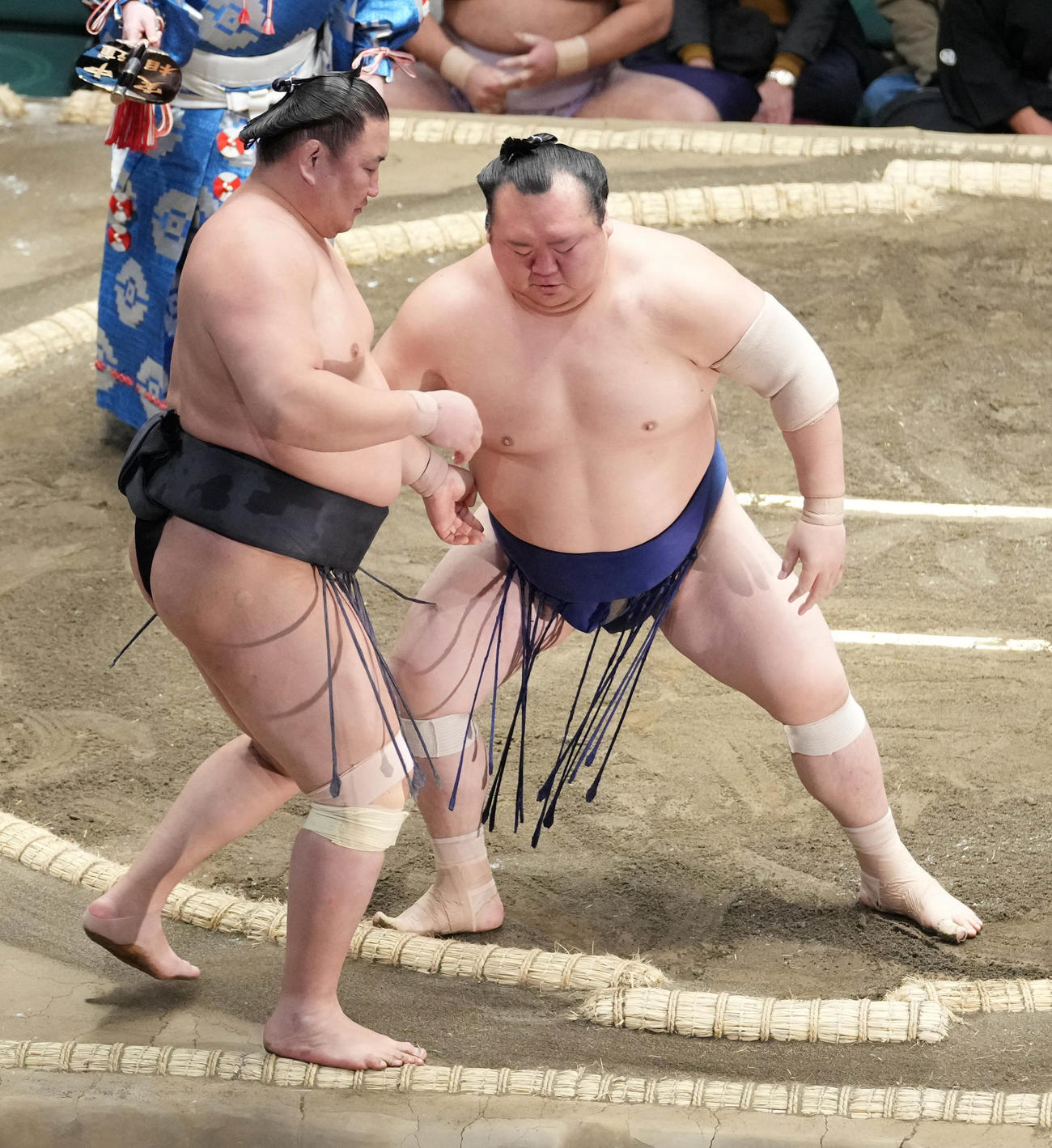 宝富士（右）は東龍を寄り切りで破る（撮影・小沢裕）