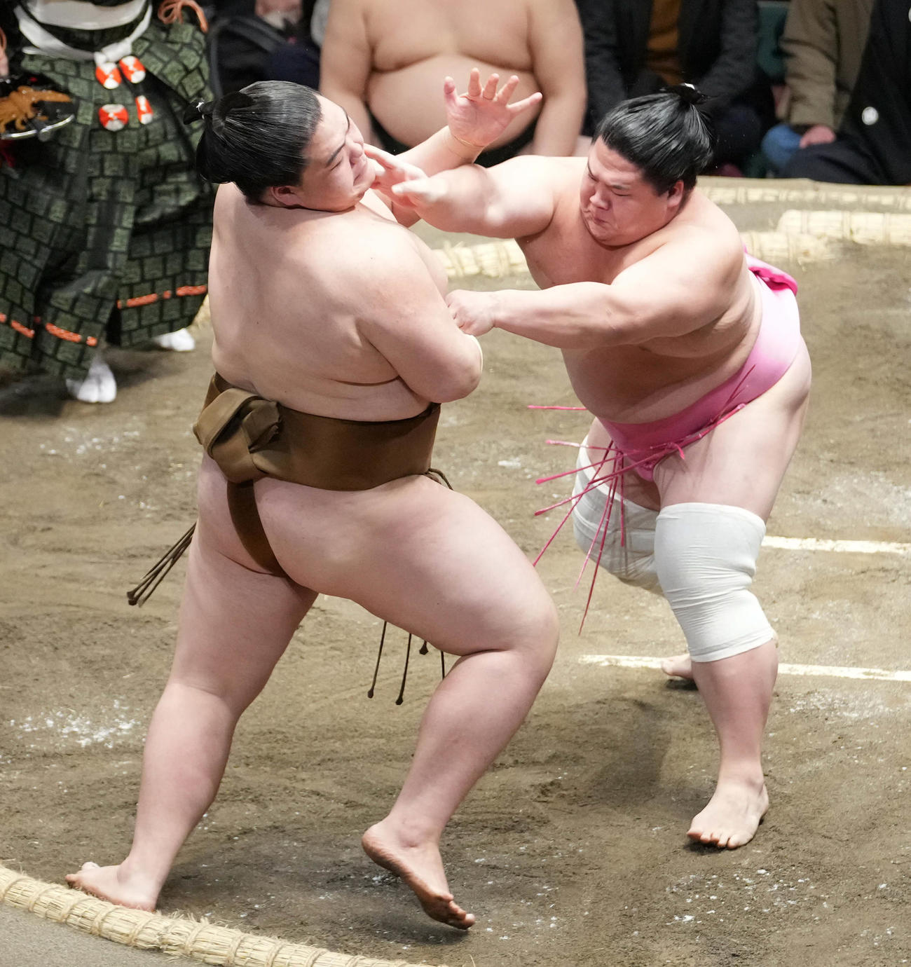 宇良は王鵬（左）を押し出しで破る（撮影・小沢裕）