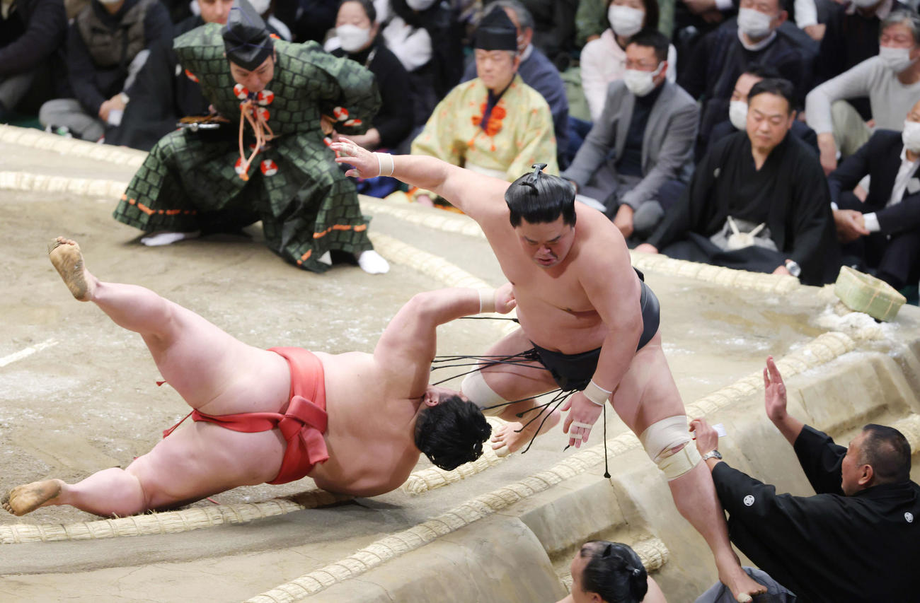 同体となる阿武咲（左）と妙義龍（撮影・河田真司）