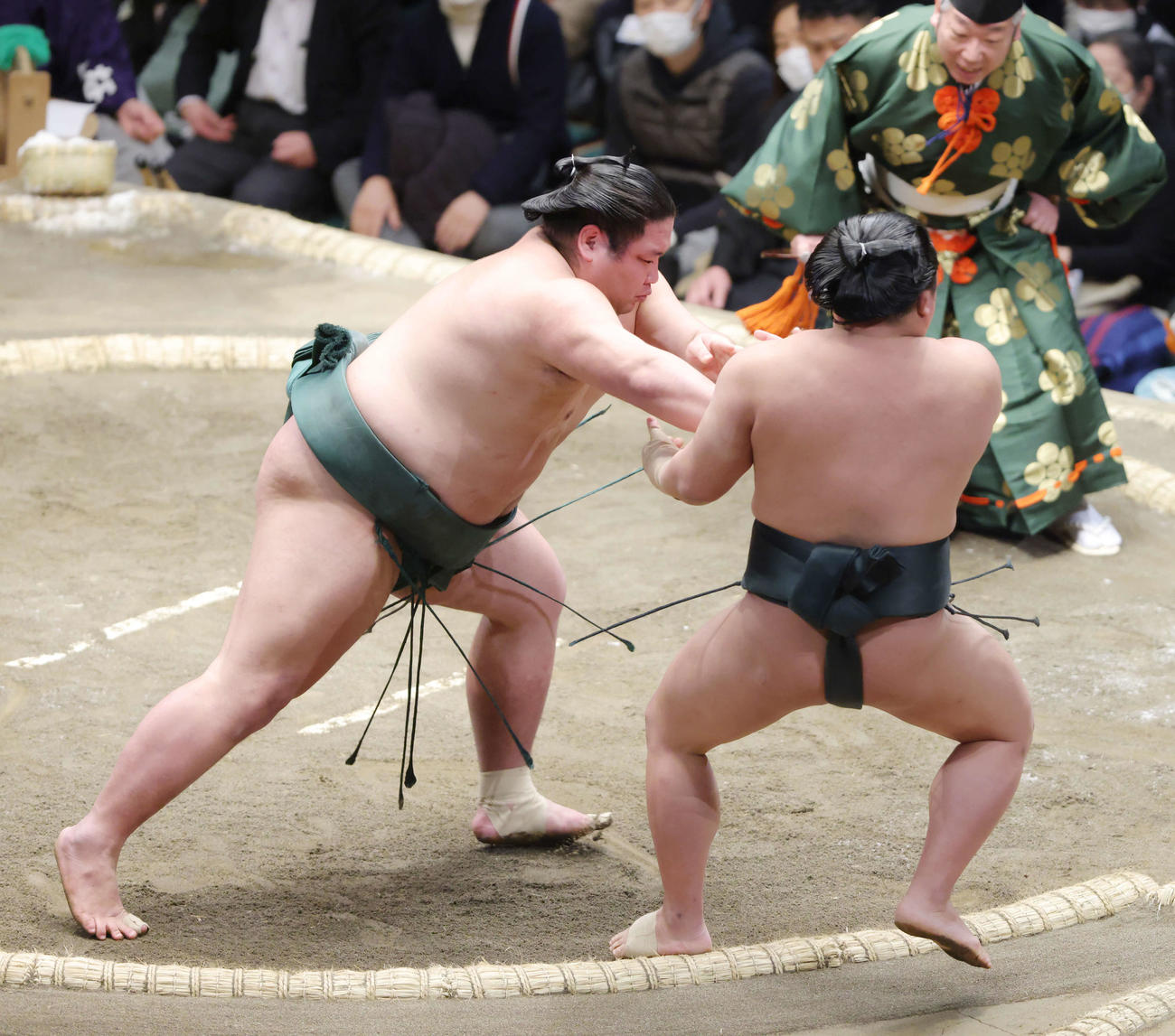 錦木（左）は翠富士を押し出しで破る（撮影・河田真司）