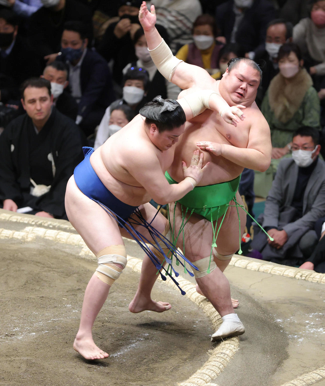 一山本（左）は千代丸を突き出しで破る（撮影・河田真司）