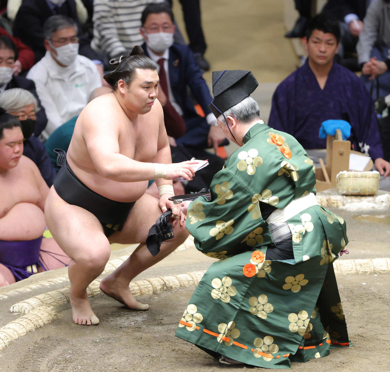若元春をはたき込みで破り、勝ち名乗りを受ける霧馬山（撮影・河田真司）