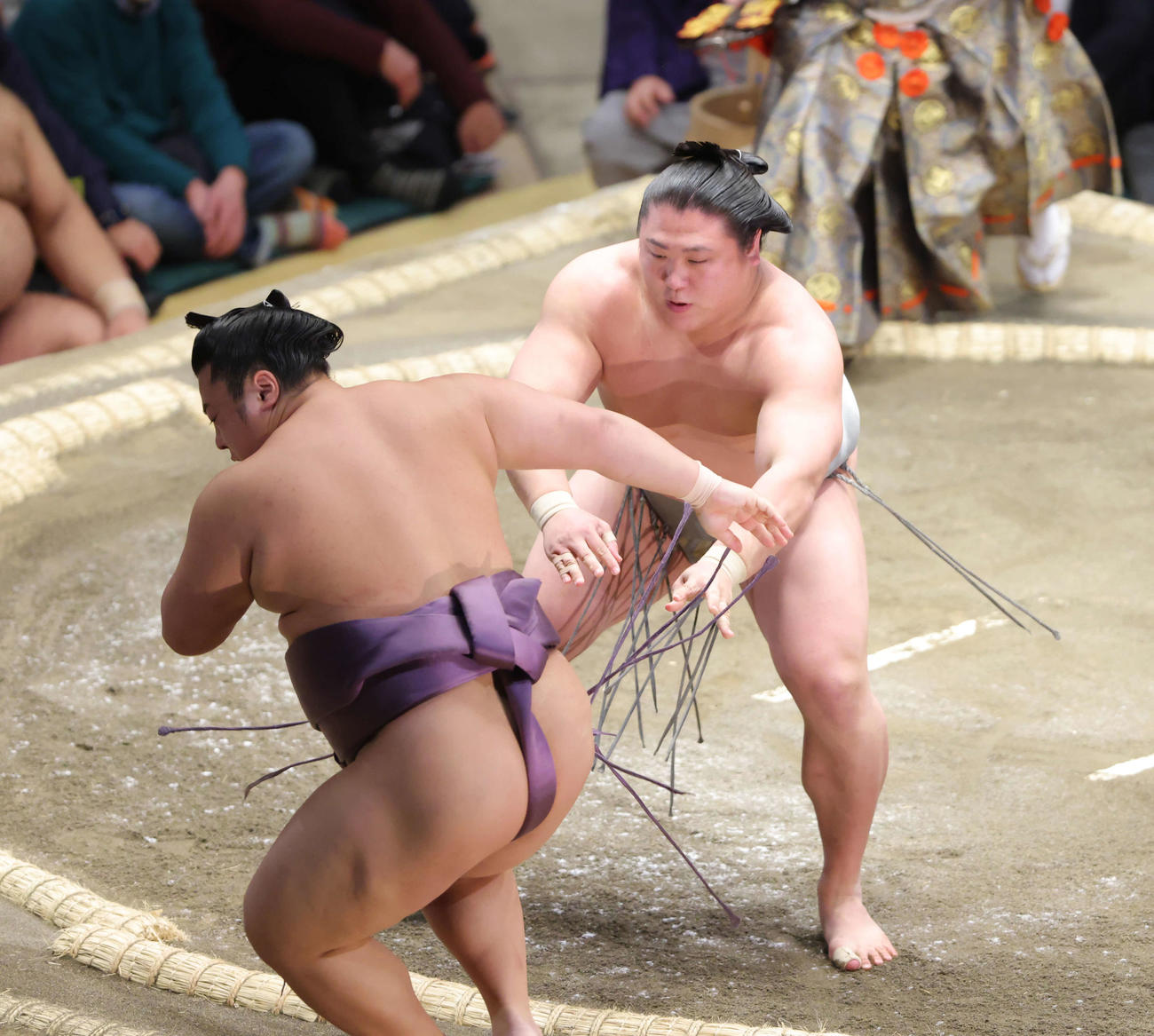翔猿（左）を送り出しで破る若隆景（撮影・河田真司）