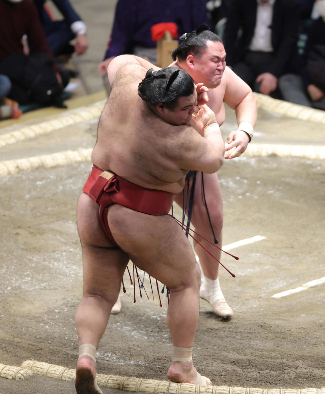 高安（手前）を押し出しで破る玉鷲（撮影・河田真司）