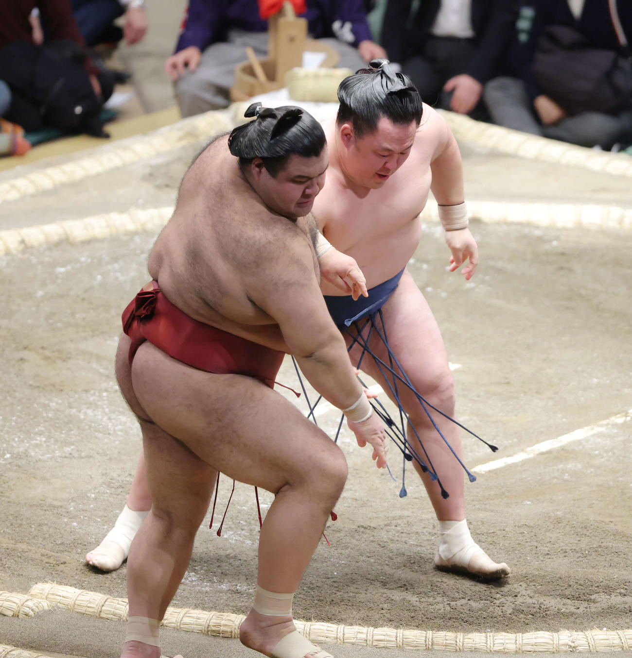 高安（手前）を押し出しで破る玉鷲（撮影・河田真司）