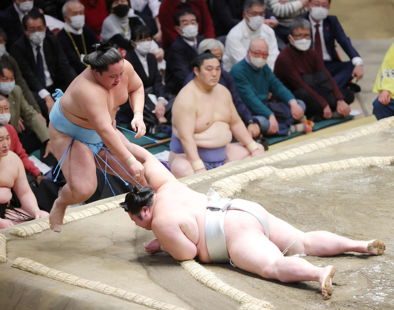 琴勝峰（左）は剣翔を引き落としで破る（撮影・河田真司）