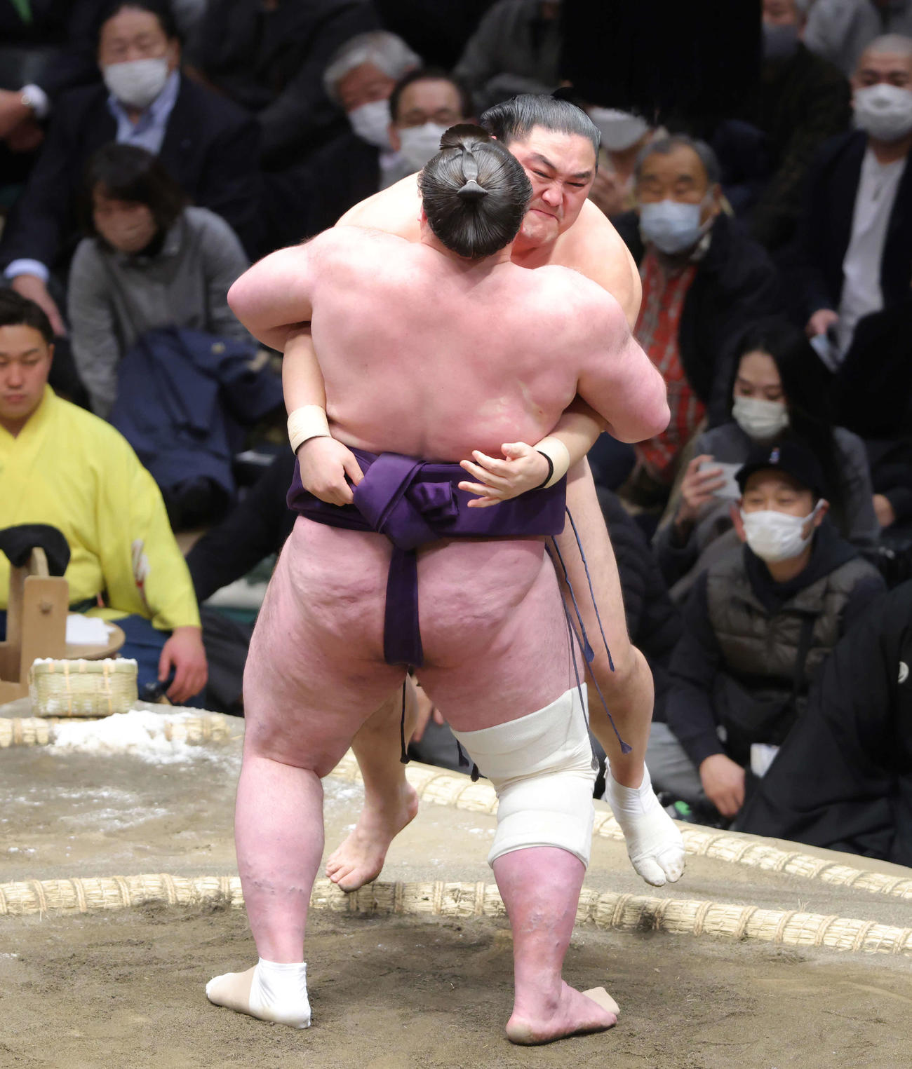 隠岐の海（奥）を寄り切りで破る栃ノ心（撮影・河田真司）