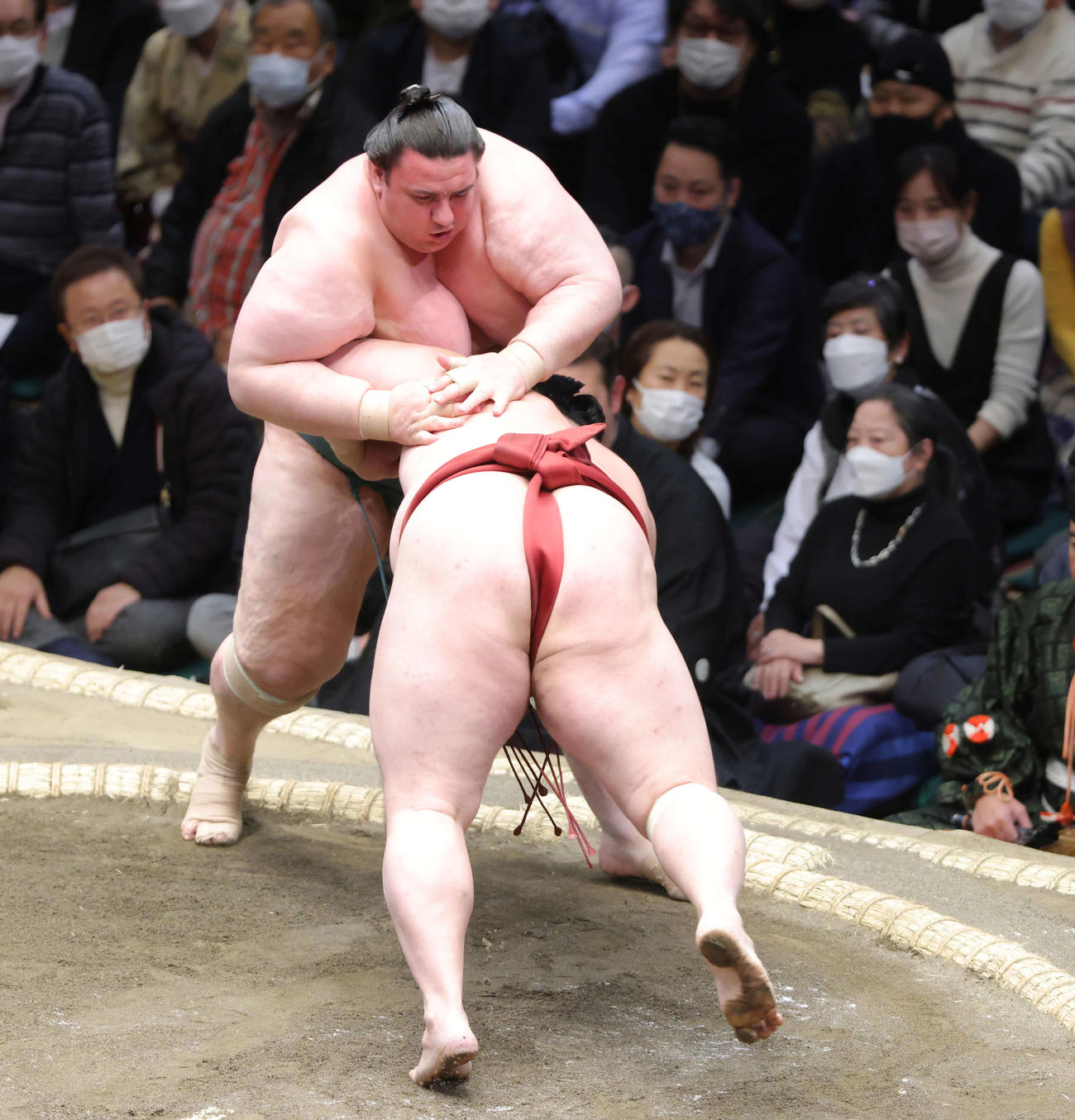 隆の勝（手前）をはたき込みで破る碧山（撮影・河田真司）