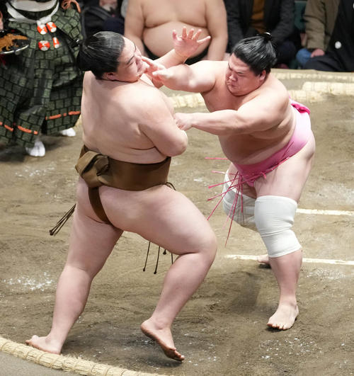 宇良は王鵬（左）を押し出しで破る（撮影・小沢裕）
