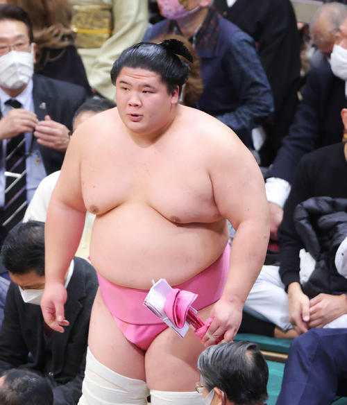 王鵬を押し出しで破り、土俵から引き揚げる宇良（撮影・河田真司）